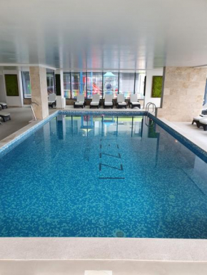 Marine Vibes - Indoor Pool & Spa Beach Resort